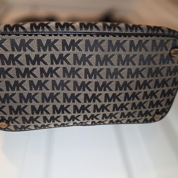 Michael Kors: Gently Used Condition Signature Black and Tan Tote. - Picture 4 of 16